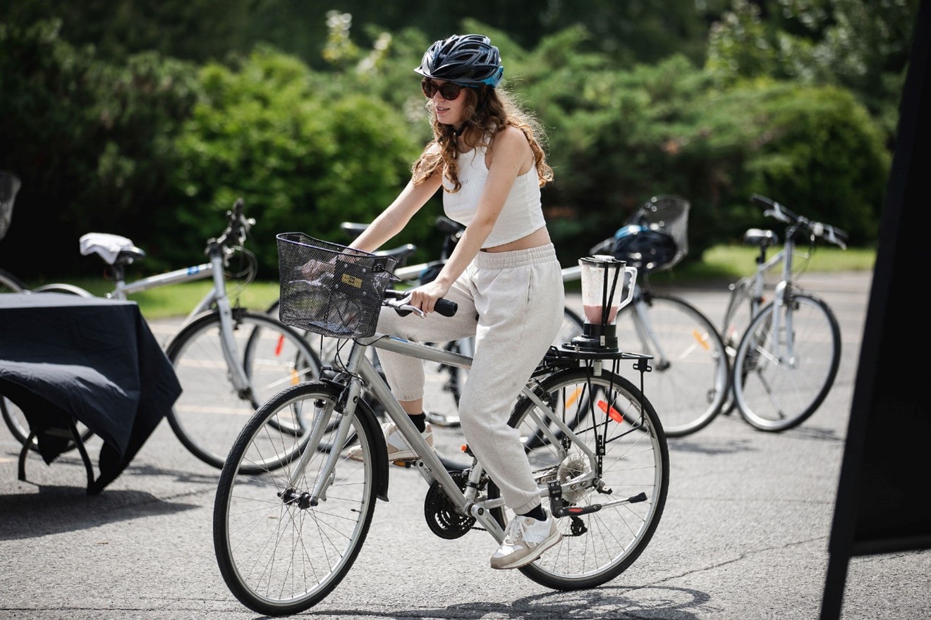 jeune fille à bicyclette