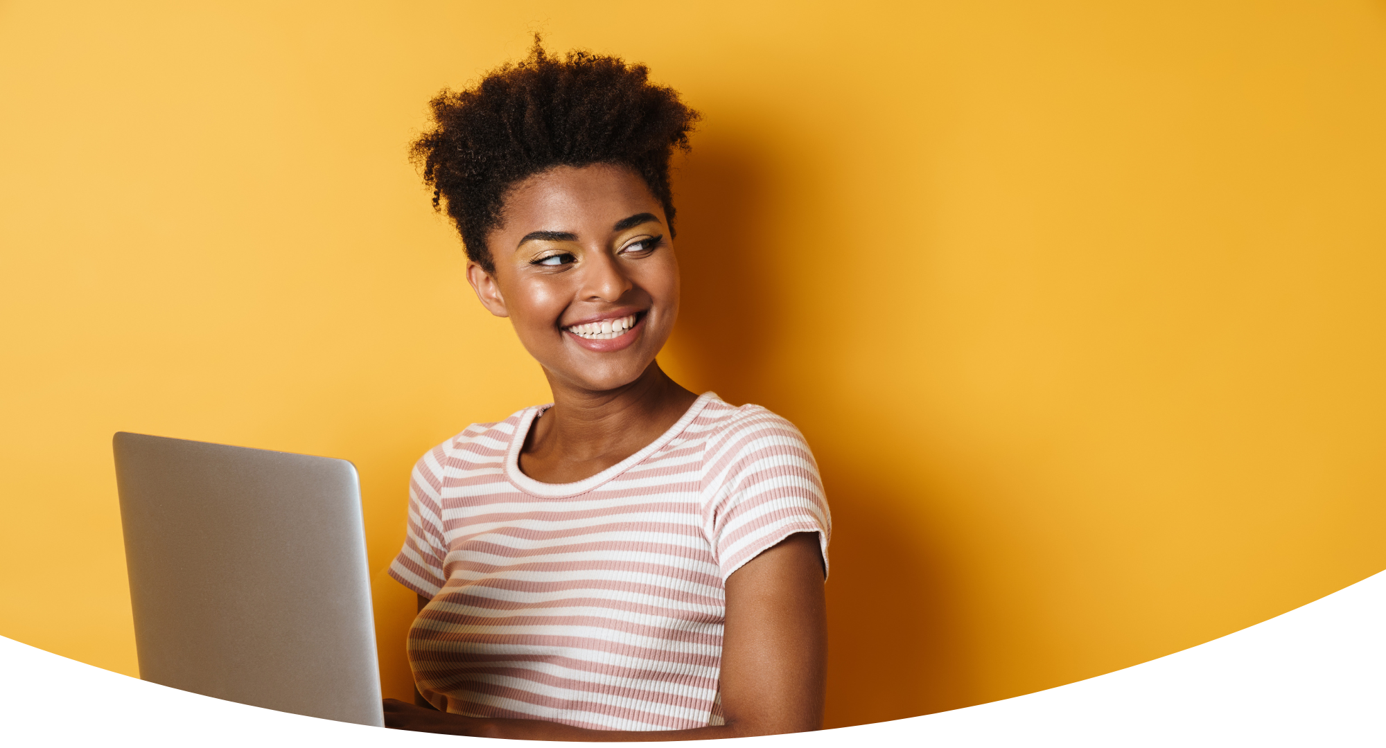 Femme qui utilise un ordinateur portable