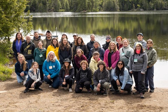 photo de groupe environnemental devant un lac