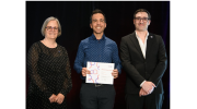Marthe Giguère, présidente sortante de l’AQPC, Marc-André Désautels, lauréat, et Samuel Bernard, directeur général de l’AQPC