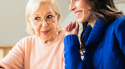 Deux femmes qui discutent