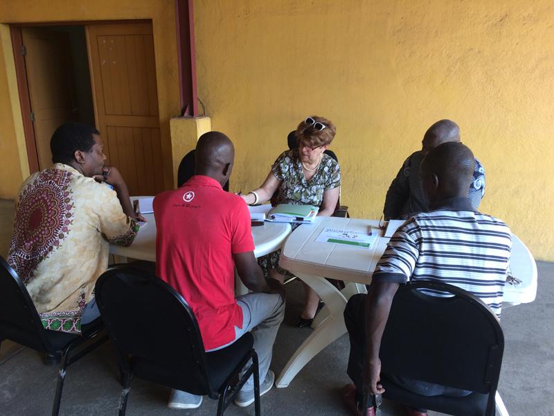 Projet Mozambique - Nicole Mercier en séance de travail avec notre équipe de Tete