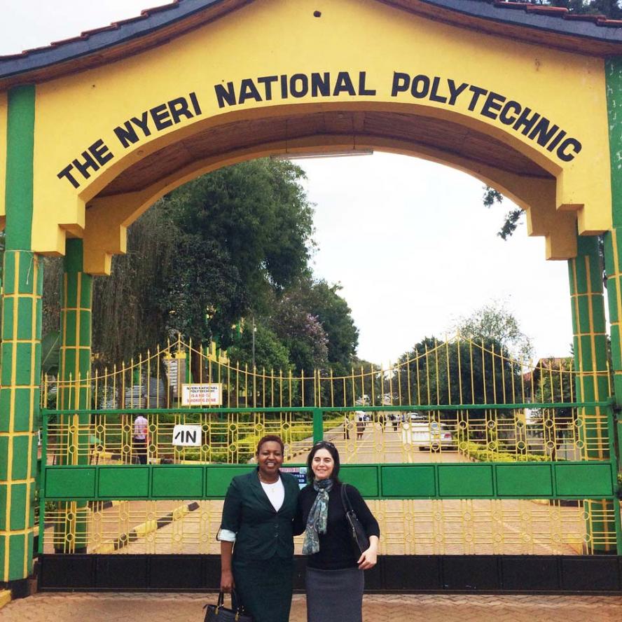 Kenya - Emily MAINA du ministère de l’Éducation du Kenya et Geneviève Rock du Collège Champlain, devant le portique de la Polytechnic.