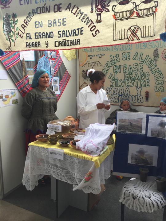 Kiosque d'étudiantes lors du forum Superatec, Pérou