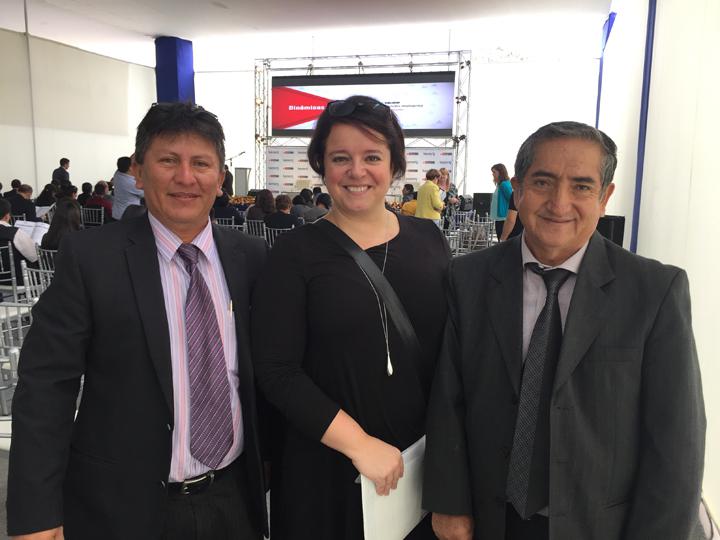 Nadine Sabongui, avec les partenaires péruviens de Tarapoto, prête pour sa conférence, Pérou