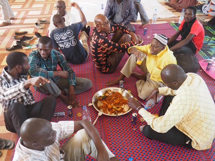 Partage d'un repas traditionnel après la validation, projet Sénégal