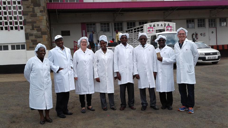 Yves Barrette, Marcelle St-Pierre et nos partenaires de Nyeri, lors d'une visite d'une entreprise de transformation des produits laitiers, Kenya