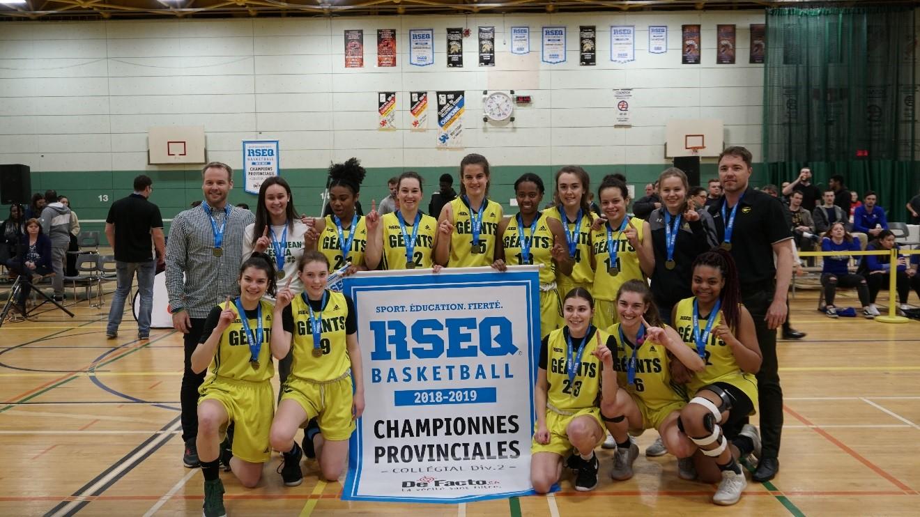 2018-2019 BASKETBALL FÉMININ DIVISION 2 (Suite) - Avec ces résultats, l’équipe de basketball féminin division 2 a réussi à se tailler une place en division 1. Le programme a terminé en 7e place sur 9 formations lors de leur première année en 2019-2020. 