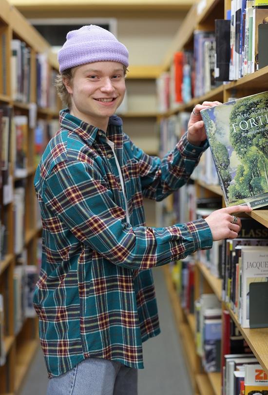 Étudiant à la bibliothèque