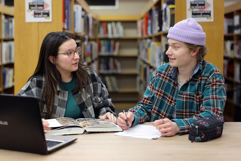 Étudiants à la bibliothèque