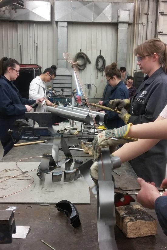 Étudiants dans l'atelier de métal