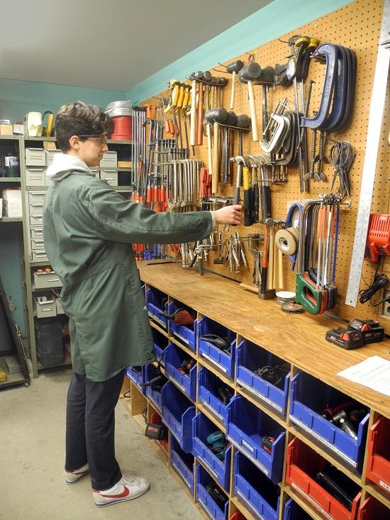 Étudiant devant un mur d'outils