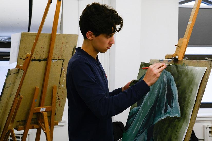 Étudiant en cours de peinture