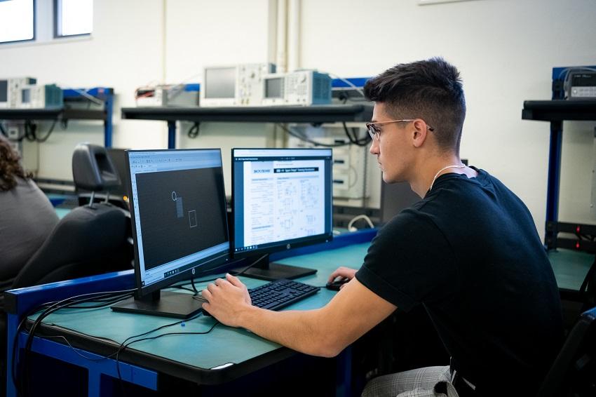 Étudiant en train de résoudre un problème sur l'ordinateur