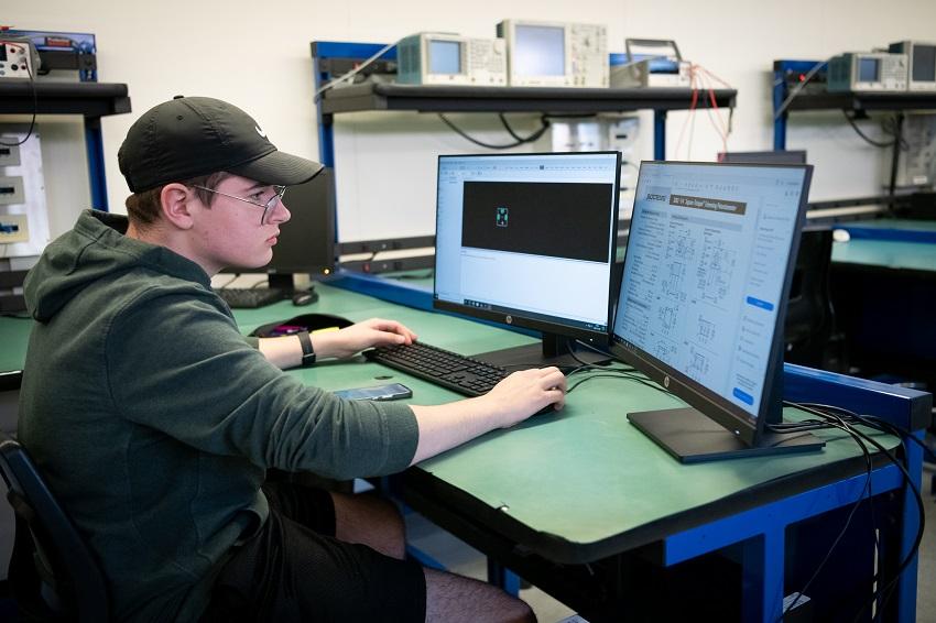 Étudiant travaillant sur l'ordinateur