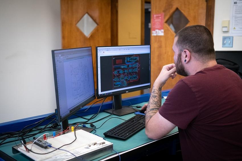 Étudiant travaillant sur l'ordinateur