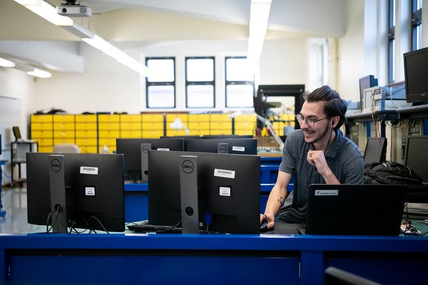 Étudiant travaillant sur l'ordinateur