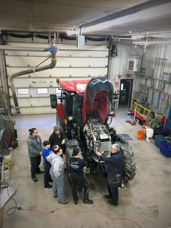  Des étudiant·es de 3e année font l’entretien annuel d’un tracteur appartenant à un agriculteur partenaire. L’entretien consiste à faire le changement des filtres à air et le remplacement des lubrifiants ainsi qu’à effectuer la lubrification de pièces mobiles (cours : Gérer le parc de machineries II).
