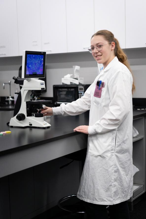 Étudiante en laboratoire