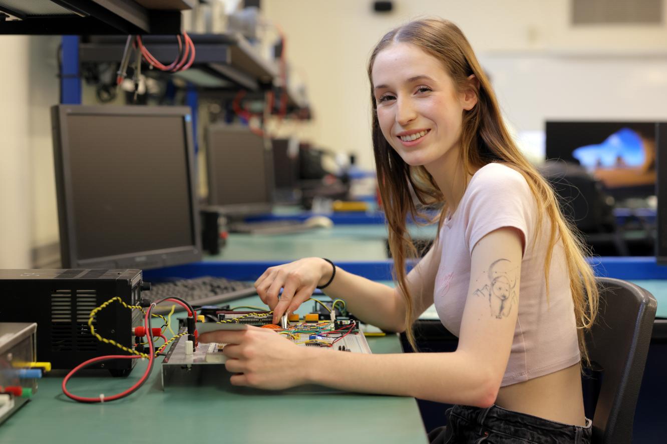 Étudiante en Technologie du génie électrique : électronique programmable