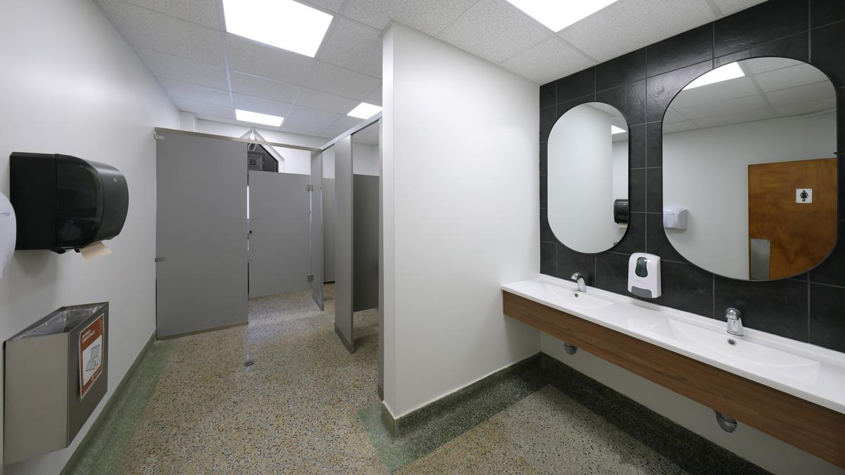 Toilettes Aile F