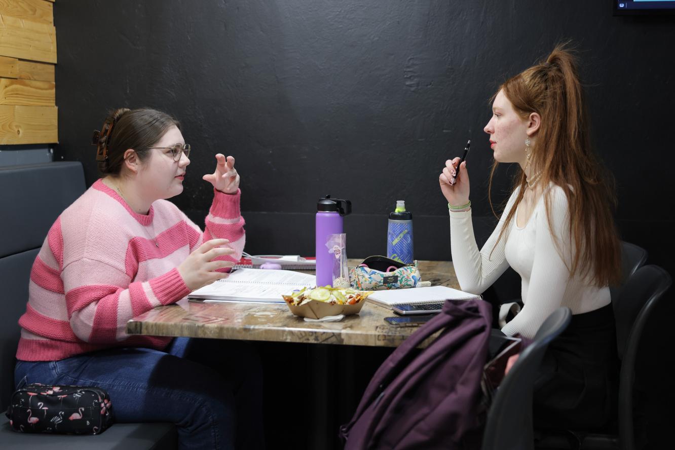 Étudiantes au café étudiant
