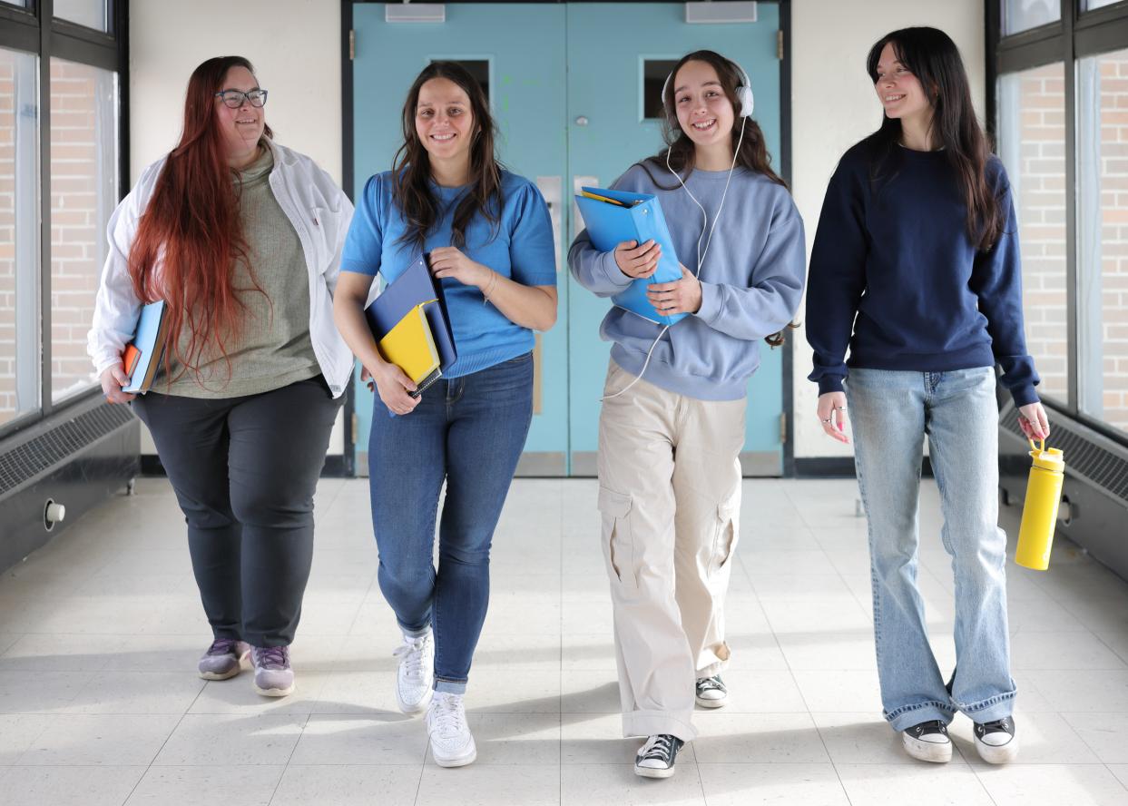 Étudiantes marchant en groupe