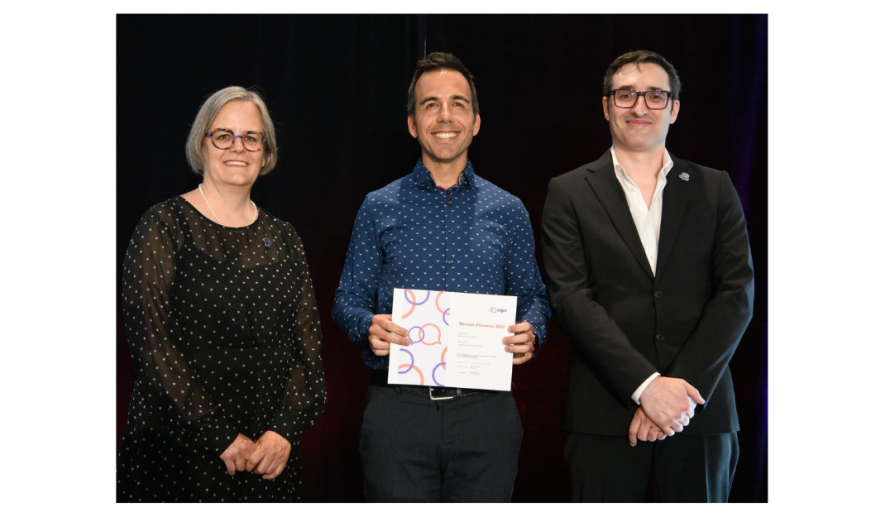 Marthe Giguère, présidente sortante de l’AQPC, Marc-André Désautels, lauréat, et Samuel Bernard, directeur général de l’AQPC