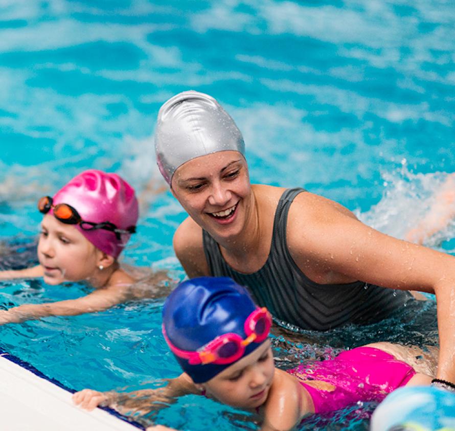 Cours de natation avec des enfants