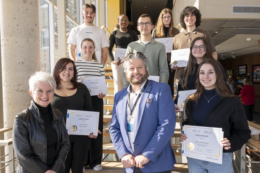 étudiants avec diplôme