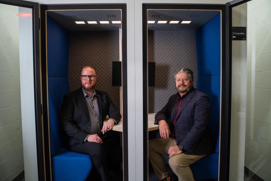 M. Yan Rousselle, directeur général de la Fondation; Yves Bisson, directeur général des Caisses Desjardins du Haut-Richelieu et donateur pour le projet porteur