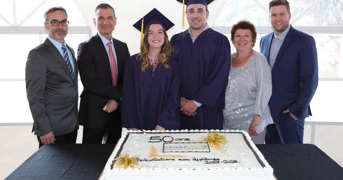 Une Ceremonie De Fin D Etudes Empreinte D Emotions Et De Fierte Pour Les Finissantes Et Finissants Du Cegep Saint Jean Sur Richelieu Cegep Saint Jean Sur Richelieu
