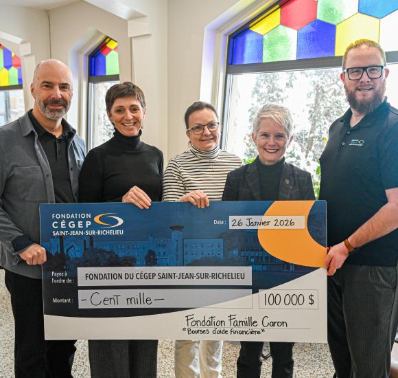 Éric Caron, Fondation Famille Caron; Sylvie Caron, Fondation Famille Caron; Danielle Simard, directrice services aux étudiant.es et à la communauté; Nathalie Beaudoin, directrice générale du Cégep; Yan Rousselle, directeur général de la Fondation du Cégep