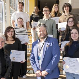 étudiants avec diplôme